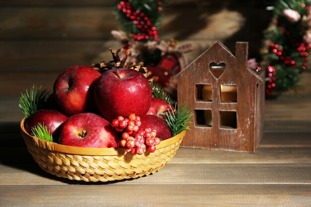 Manzanas de Navidad en mesa de madera