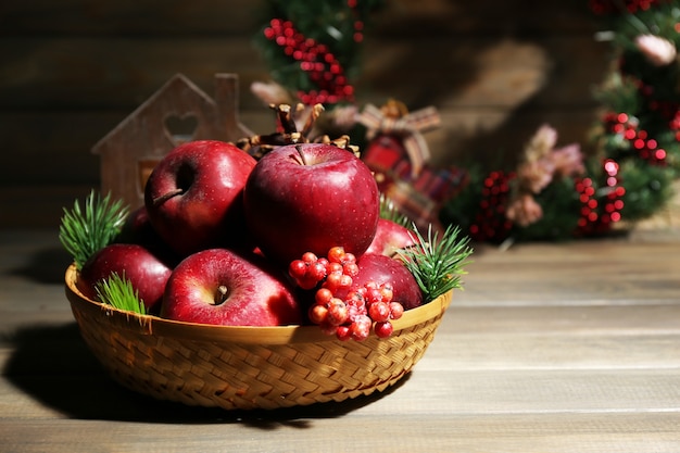 Manzanas de Navidad en mesa de madera