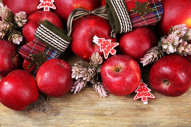 Manzanas de Navidad en mesa de madera