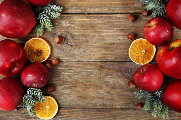 Manzanas de Navidad en mesa de madera