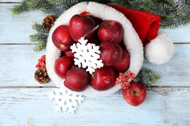 Manzanas de Navidad en mesa de madera