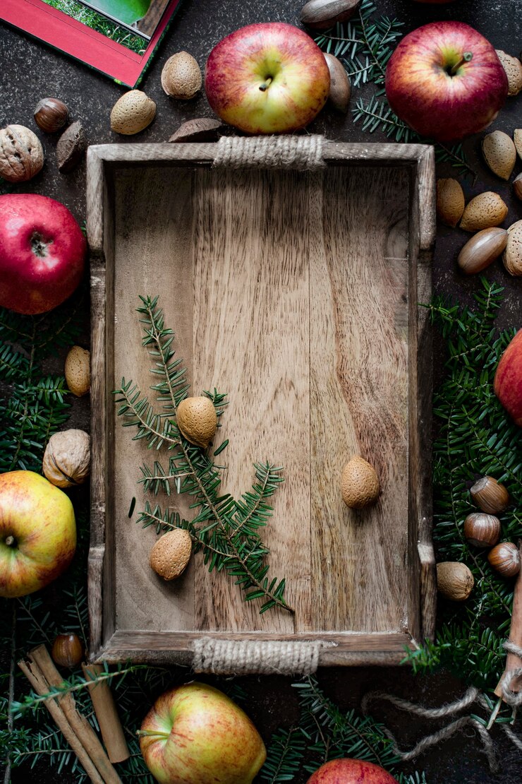 manzanas con nueces mezcladas alrededor de una bandeja de madera