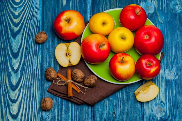 Manzanas de nuez y canela en madera azul