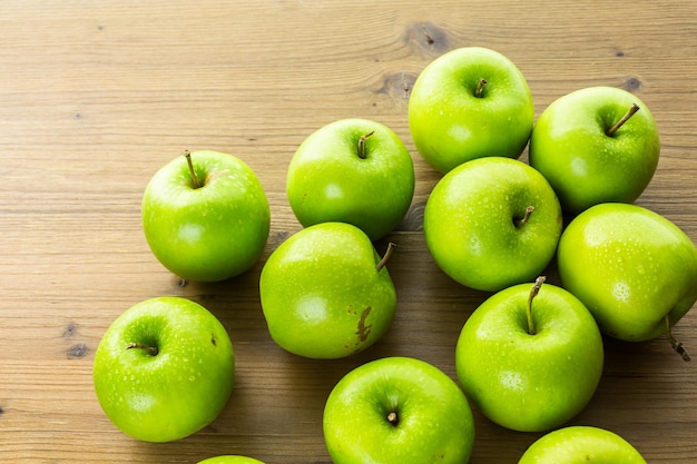 Manzanas orgánicas frescas de la granja en mesa de madera.