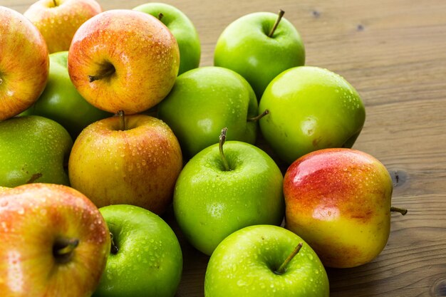 Manzanas orgánicas frescas de la granja en mesa de madera.