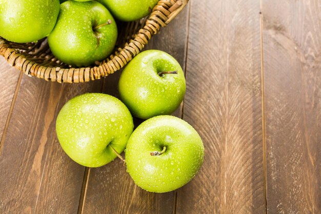 Manzanas orgánicas Granny Smith en la mesa.