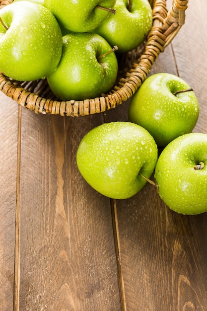 Manzanas orgánicas Granny Smith en la mesa.