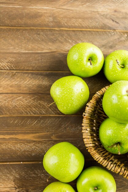 Manzanas orgánicas Granny Smith en la mesa.