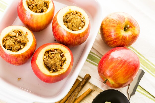 Manzanas orgánicas listas para hornear con nueces y pasas.