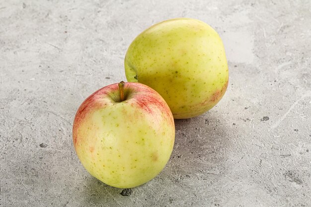 Manzanas orgánicas maduras jugosas dulces