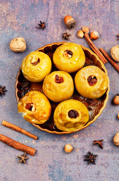 Manzanas de otoño al horno con nueces y pasas