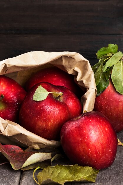 Manzanas en paquete de papel