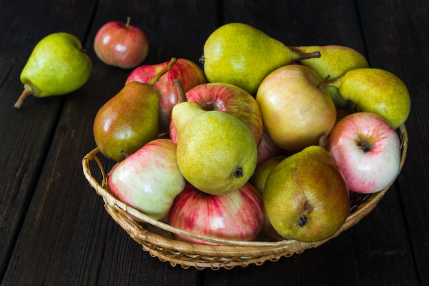 Manzanas y peras en una cesta en una servilleta