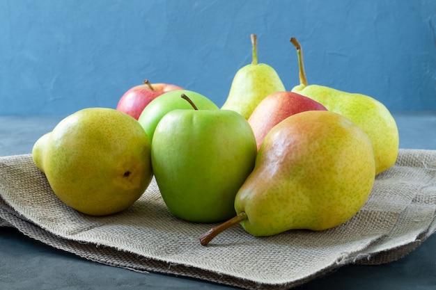 Manzanas y peras maduras en la mesa