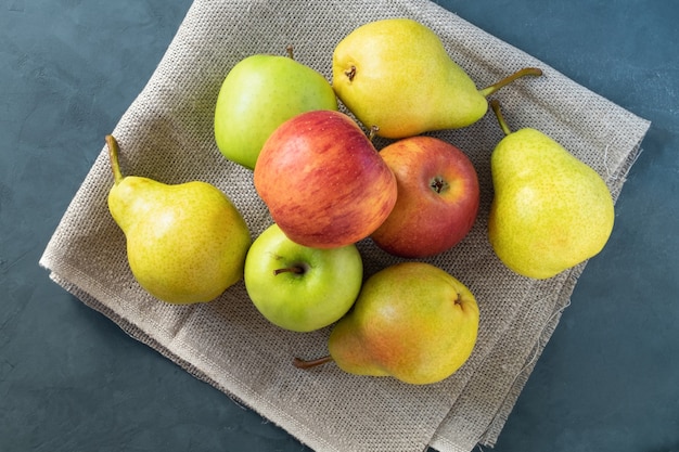 Manzanas y peras maduras en la mesa