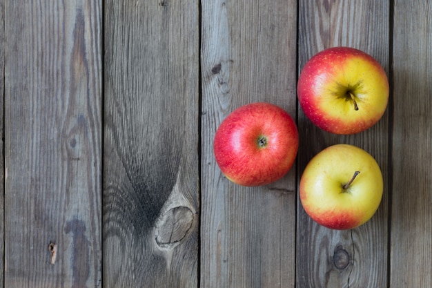 Manzanas y peras sobre una mesa de madera natural. Copia espacio