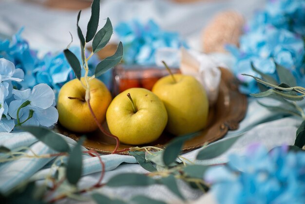Manzanas en un picnic naturaleza y decoración floralxA