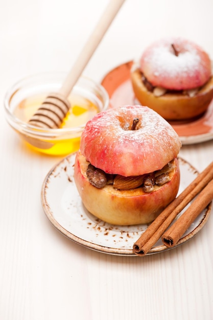 Foto manzanas rellenas al horno con miel y canela