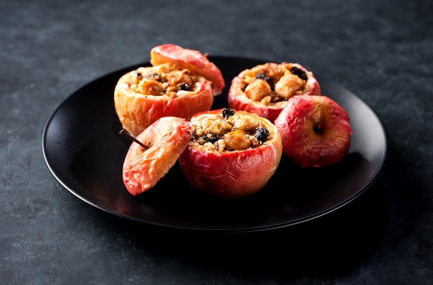 Manzanas rellenas al horno en el plato