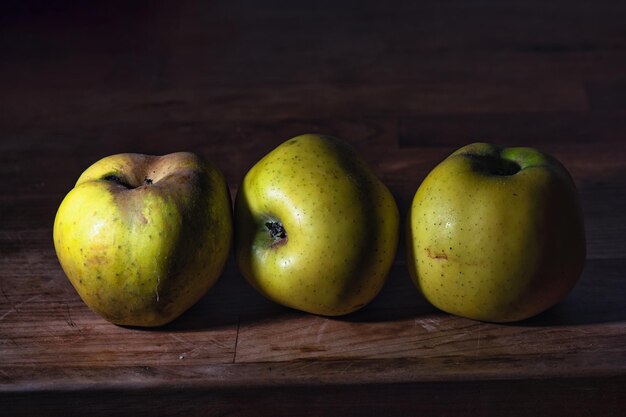 Manzanas Renette Sobre una tarima de madera