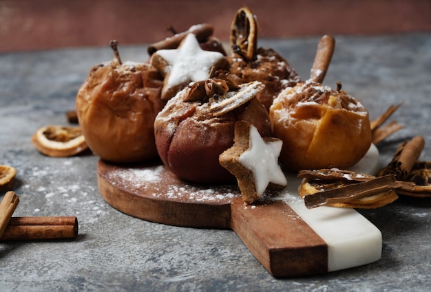 Manzanas con respaldo en la sartén de hierro fundido decorada con galletas estrella