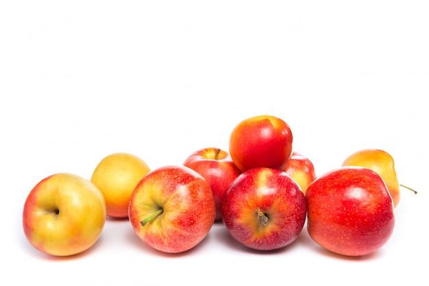 Manzanas rojas aisladas en blanco