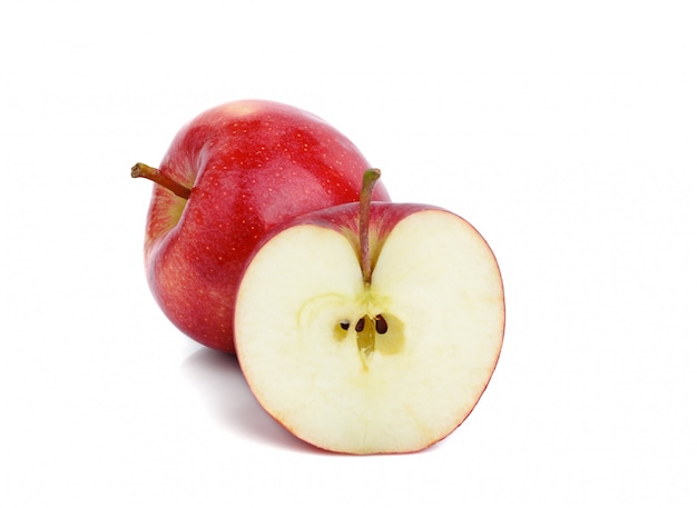 Manzanas rojas aisladas en el fondo blanco