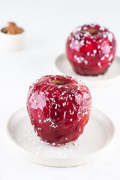 Manzanas rojas al horno con nueces y miel en glaseado y copos de coco.