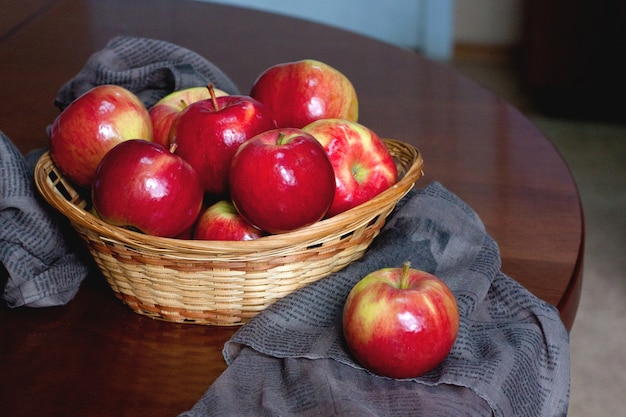 Manzanas rojas y amarillas en una canasta sobre la mesa