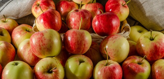 Manzanas rojas y amarillas maduras sobre la mesa.