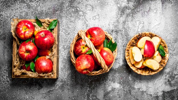 Manzanas rojas en caja y cestas