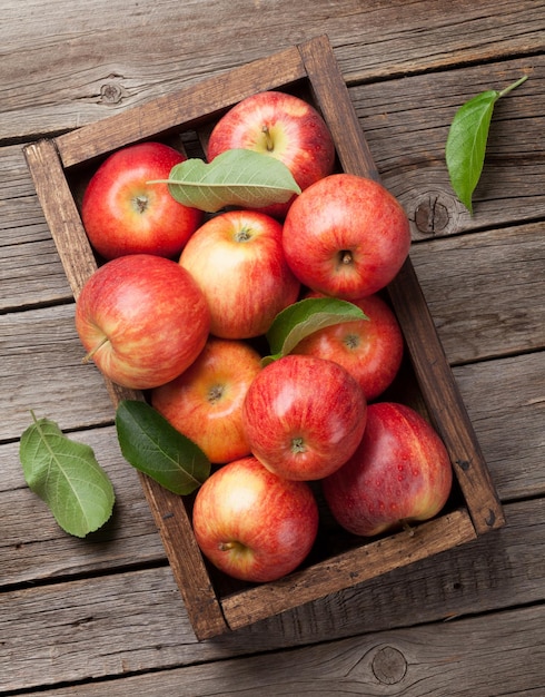 manzanas rojas en caja de madera