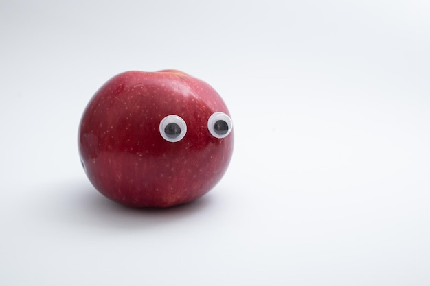 Manzanas rojas divertidas con ojos