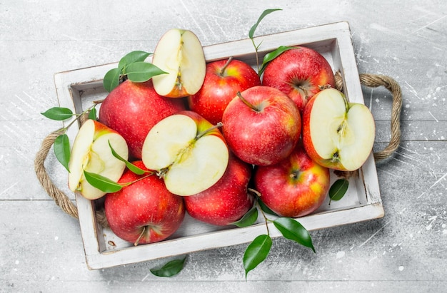 Manzanas rojas frescas en una caja de madera