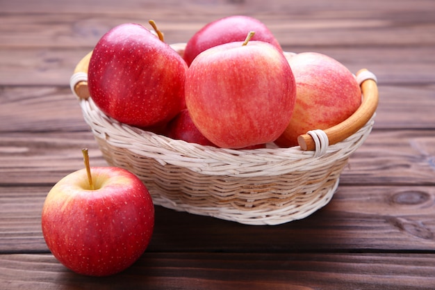 Manzanas rojas frescas en fondo de madera.