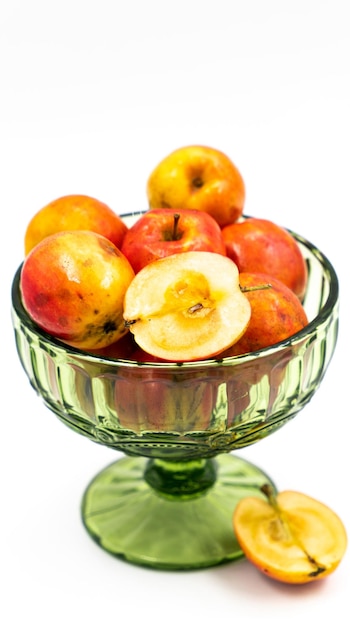 Manzanas rojas frescas en un jarrón de cristal sobre un fondo blanco aislado