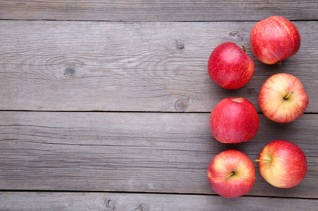 Manzanas rojas frescas en una madera gris