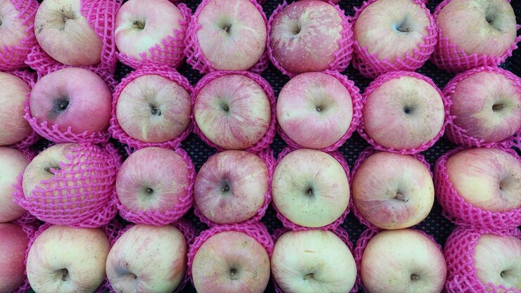 manzanas rojas frescas en el mercado