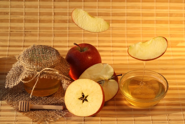 Manzanas rojas frescas con miel sobre fondo de madera con espacio para copiar. banquete de manzana