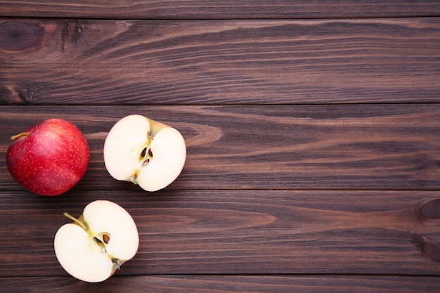 Manzanas rojas frescas sobre un fondo de madera marrón