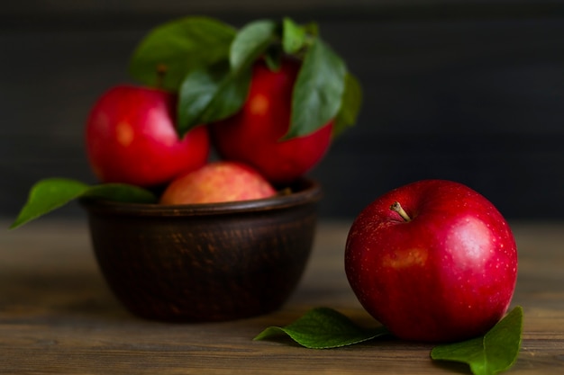 Manzanas rojas frescas, sobre una mesa de madera.