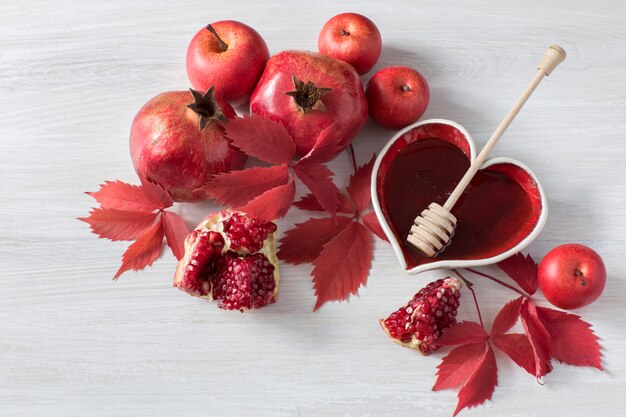 Manzanas rojas, granada y miel - Día de la salud.