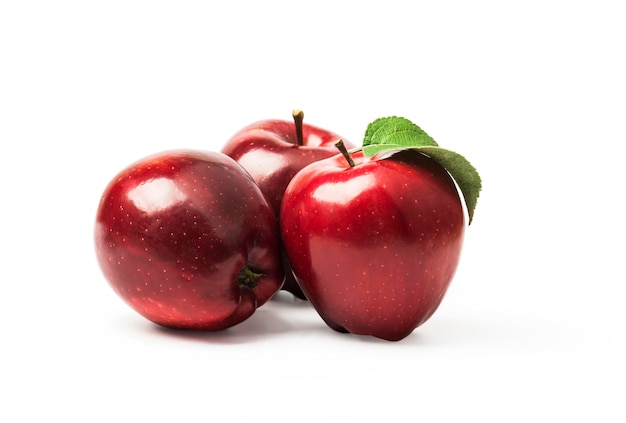 Manzanas rojas con hojas aisladas en blanco