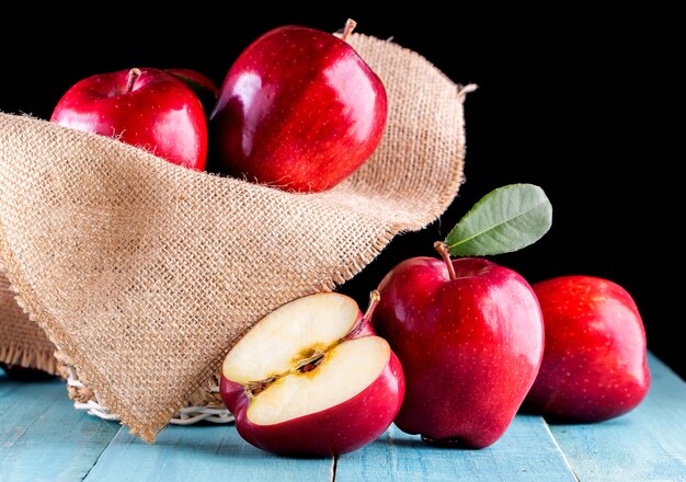 Manzanas rojas con hojas sobre la mesa. Vista superior