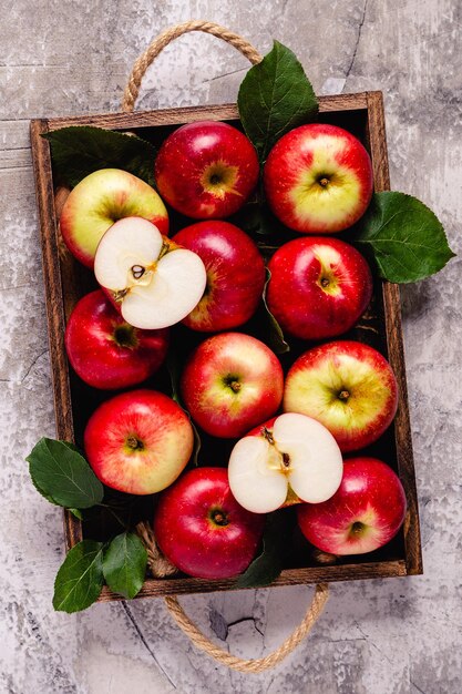 Manzanas rojas maduras en caja de madera Vista superior con espacio de copia