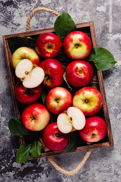 Manzanas rojas maduras en caja de madera. Vista superior con espacio de copia.