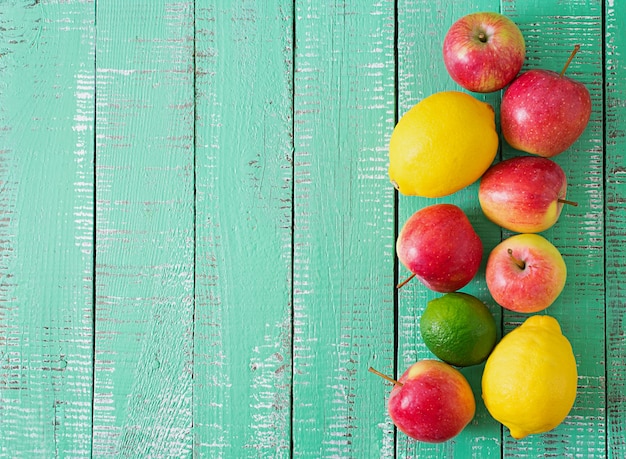 Manzanas rojas maduras en una cesta