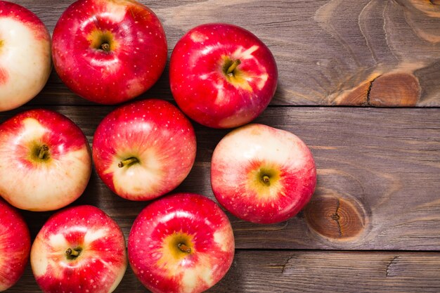 Manzanas rojas maduras frescas en una mesa de madera. Vista superior