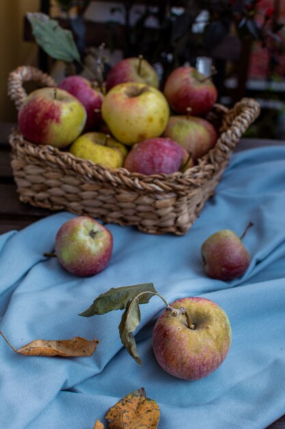 Manzanas rojas maduras en mesa de madera rústica