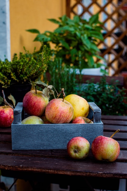 Manzanas rojas maduras en mesa de madera rústica